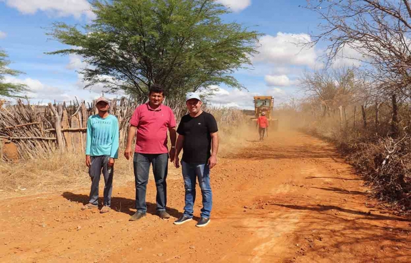 Prefeitura Municipal realiza recuperação de estradas rurais de Acauã